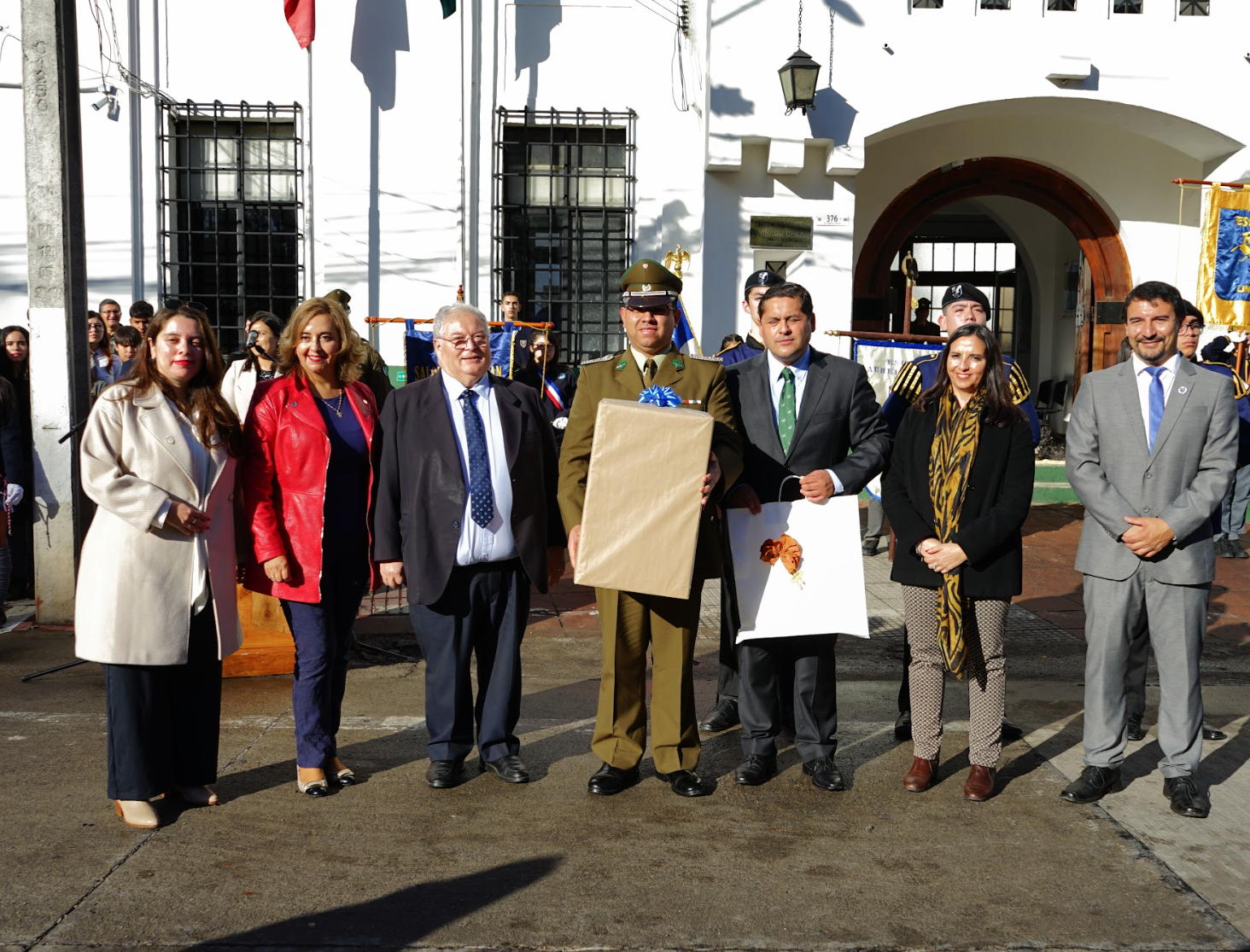 Liceos de Linares rinden homenaje a Carabineros en emotiva ceremonia